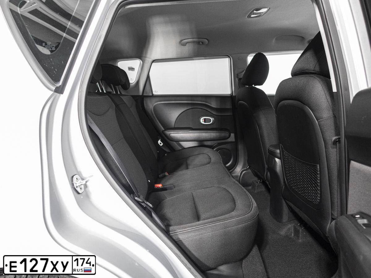Фото автомобиля KIA SOUL, 2018 — госномер Е127ХУ174. Цвет: СЕРЫЙ