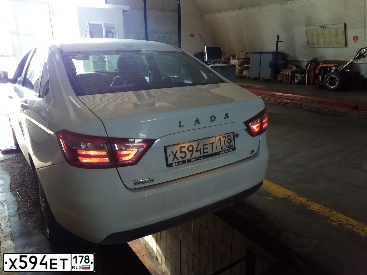 Фото автомобиля LADA VESTA, 2017 — госномер Х594ЕТ178. Цвет: БЕЛЫЙ