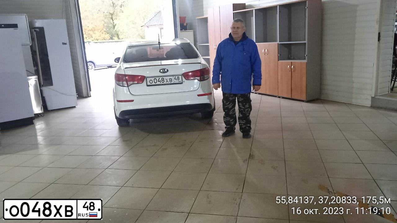 Фото автомобиля KIA RIO, 2016 — госномер О048ХВ48. Цвет: БЕЛЫЙ