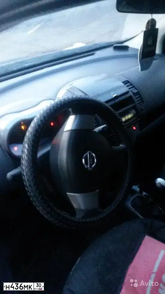 Фото автомобиля NISSAN NOTE, 2008 — госномер О098НН98. Цвет: СЕРЫЙ