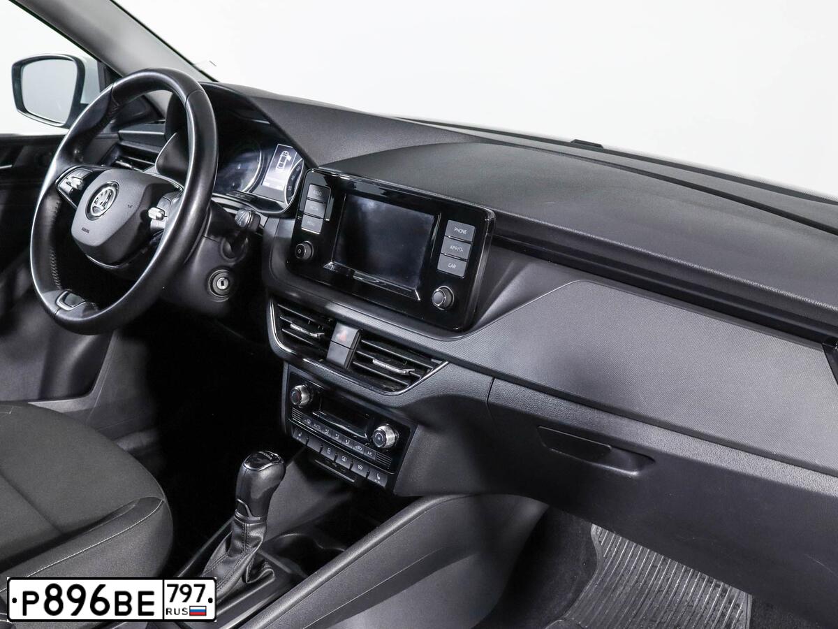 Фото автомобиля SKODA RAPID, 2020 — госномер А419КС977. Цвет: Белый
