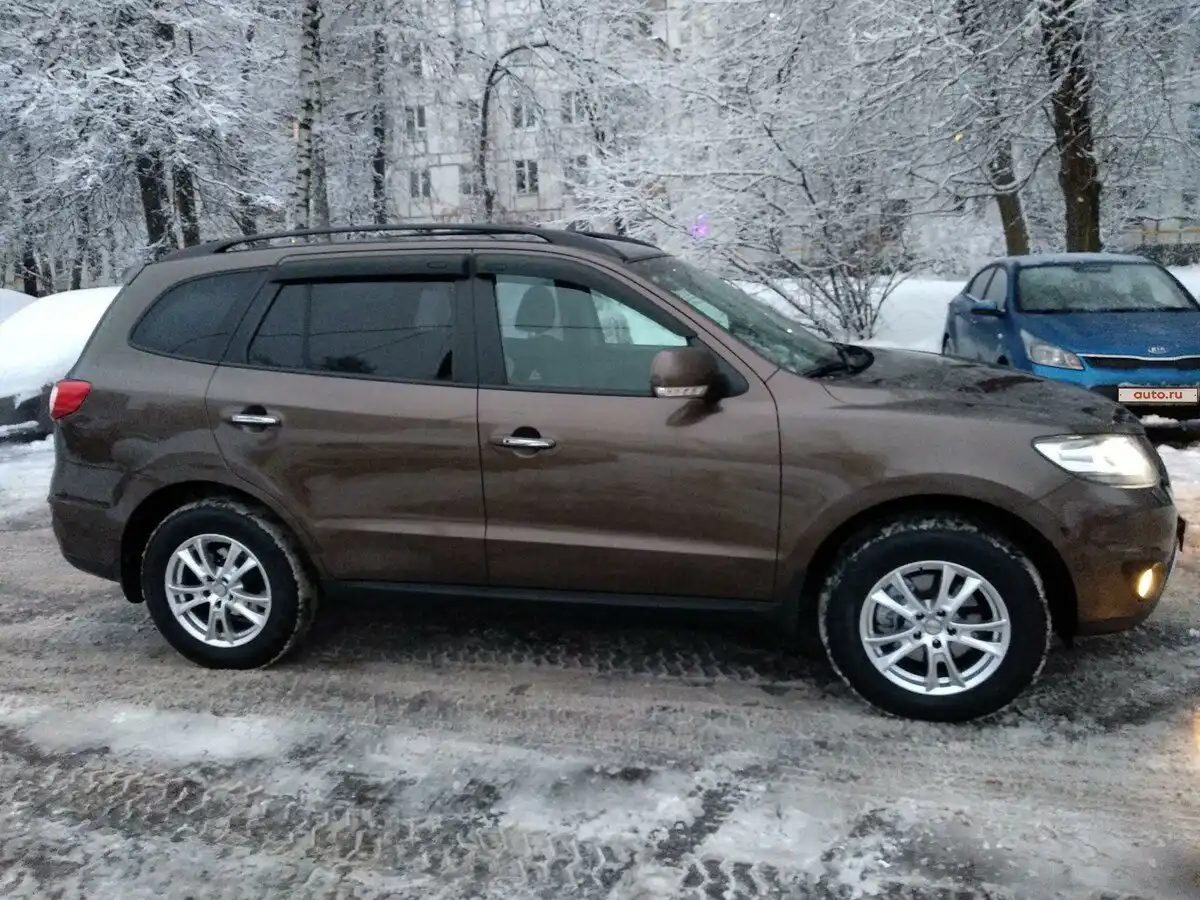 Фото автомобиля HYUNDAI SANTA FE, 2011 — госномер Р996СВ197. Цвет: Коричневый