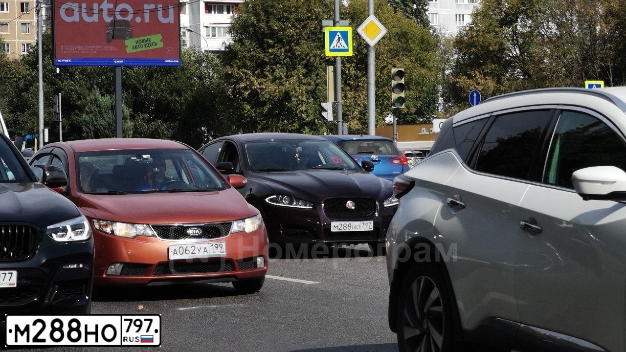 Фото автомобиля JAGUAR XF-SERIE, 2013 — госномер М011РЕ35. Цвет: Коричневый