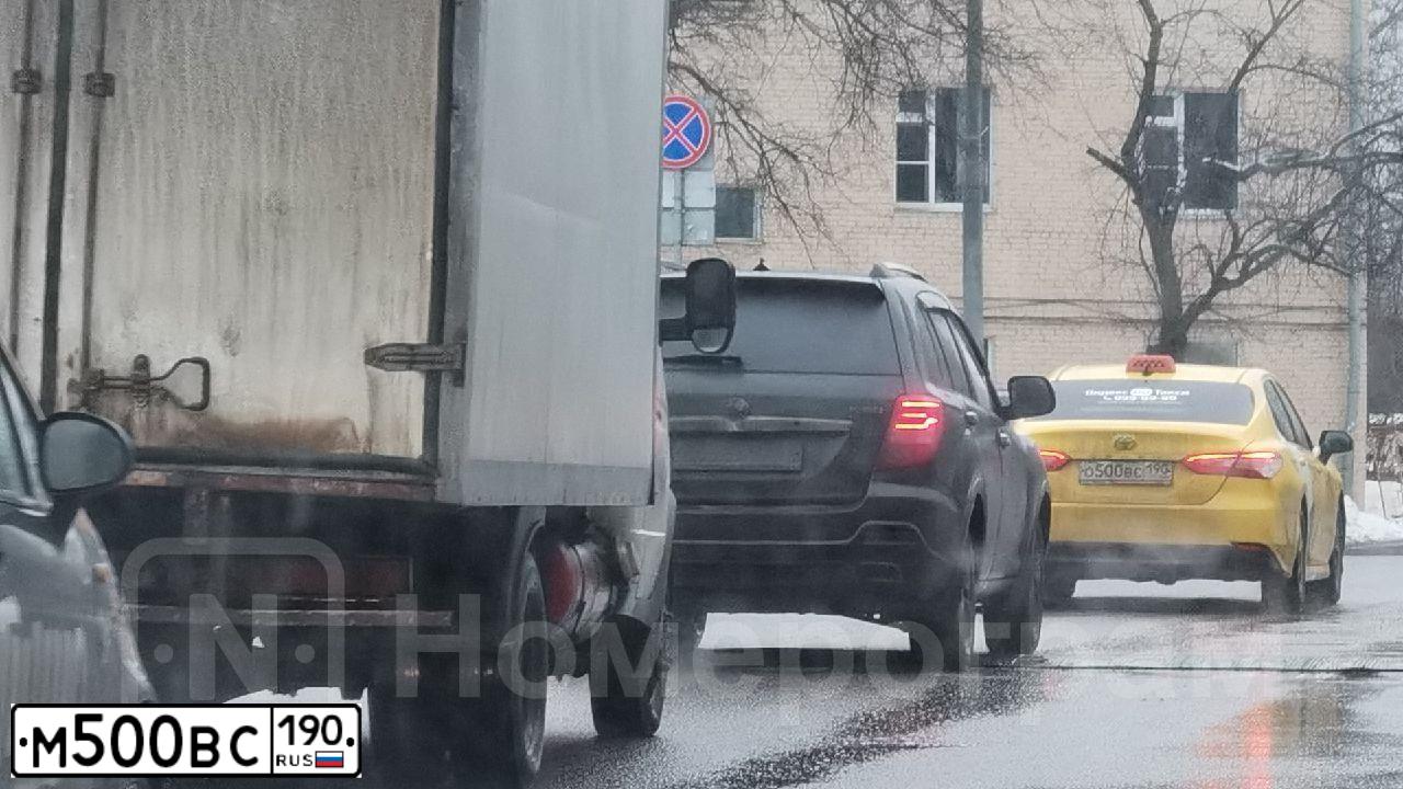 Фото автомобиля NISSAN NOTE, 2008 — госномер М500ВС190. Цвет: СЕРЕБРИСТЫЙ