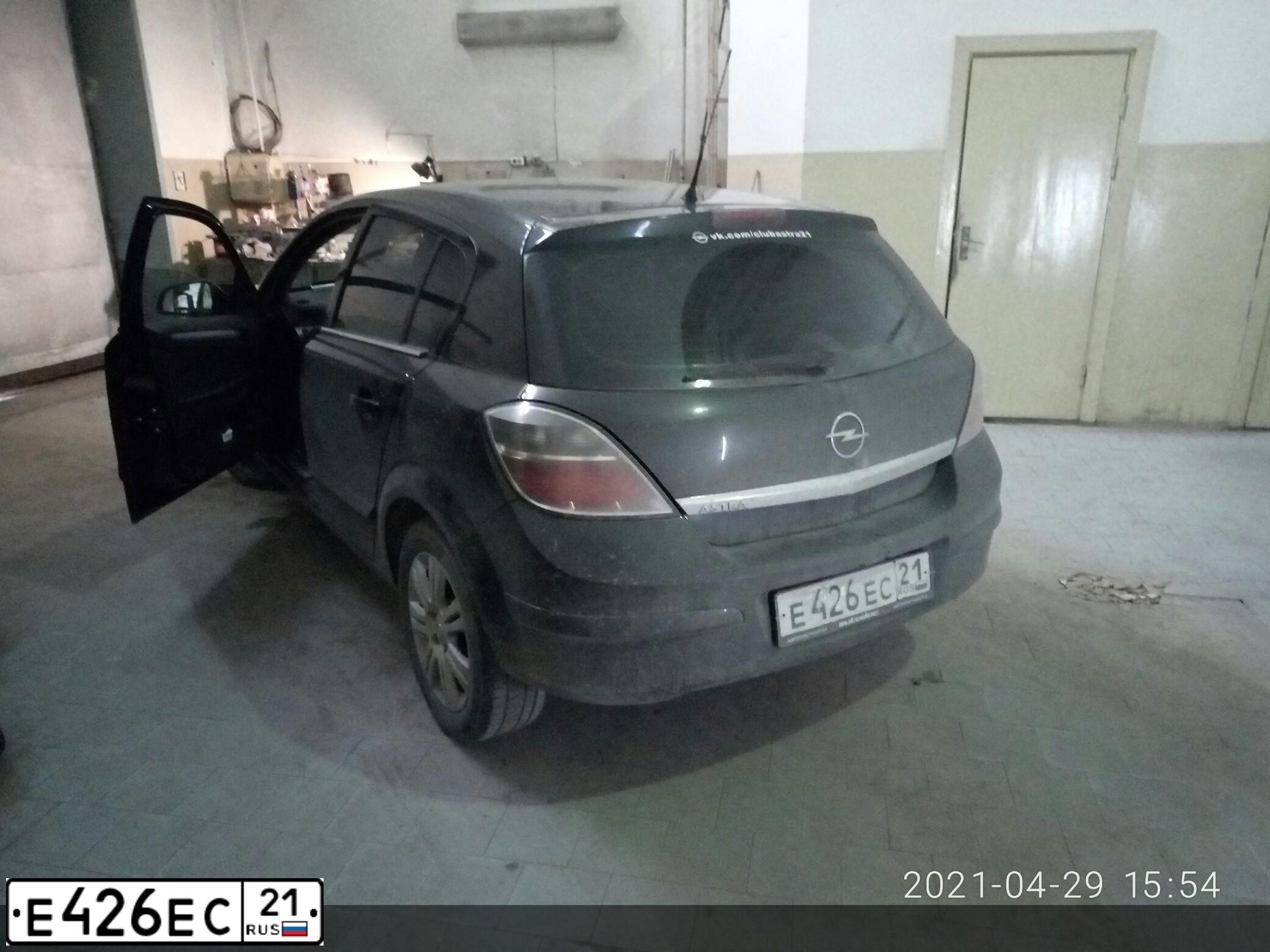 Фото автомобиля OPEL ASTRA, 2010 — госномер Е426ЕС21. Цвет: ЧЕРНЫЙ