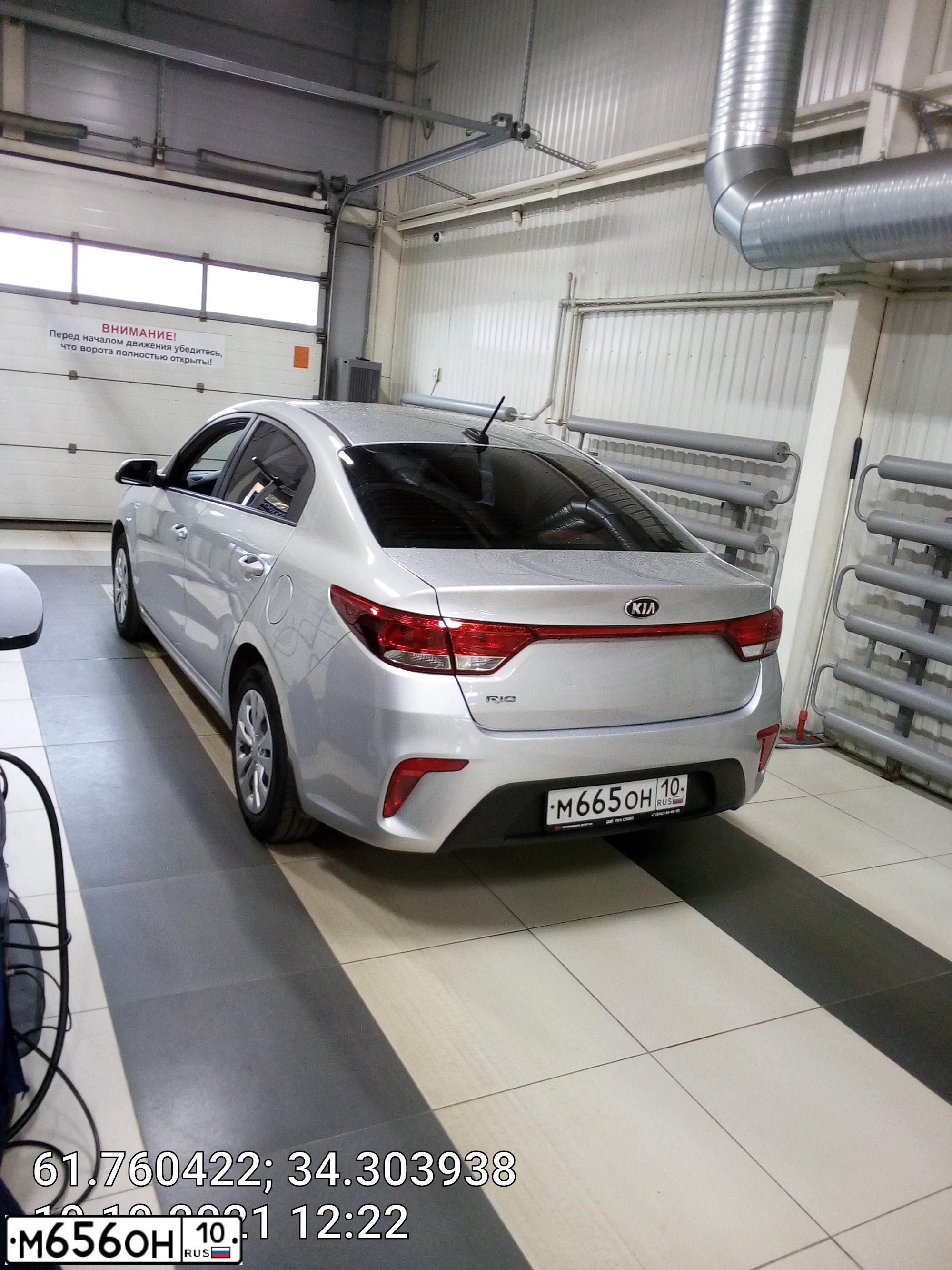 Фото автомобиля KIA RIO, 2017 — госномер М665ОН10. Цвет: СЕРЕБРИСТЫЙ