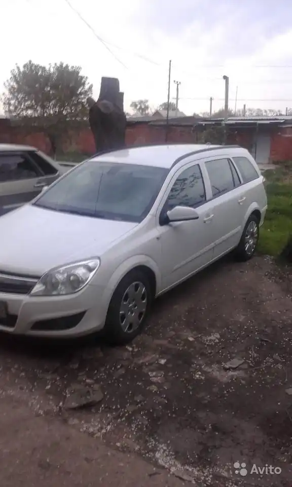 Фото автомобиля OPEL ASTRA, 2009 — госномер Е746МУ123. Цвет: Белый