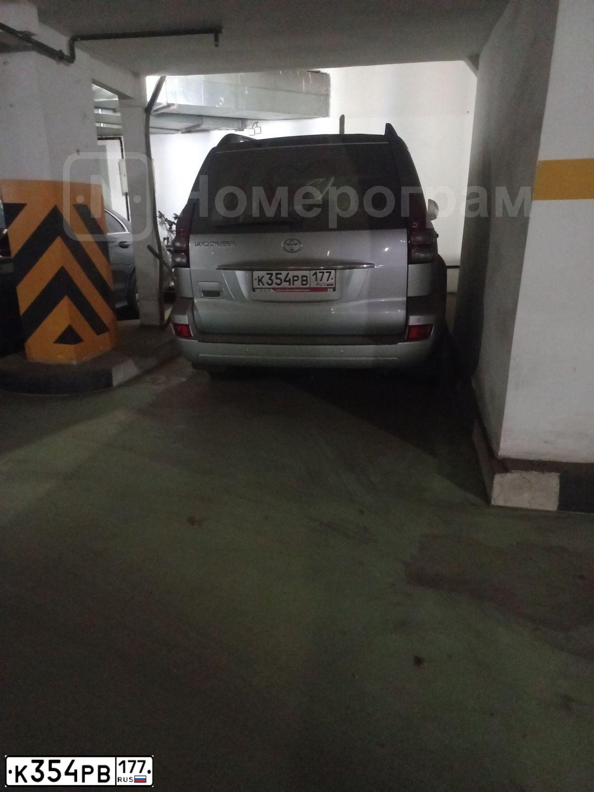 Фото автомобиля TOYOTA LANDCRUISER, 2006 — госномер К354РВ177. Цвет: СВЕТЛО-СЕРЫЙ