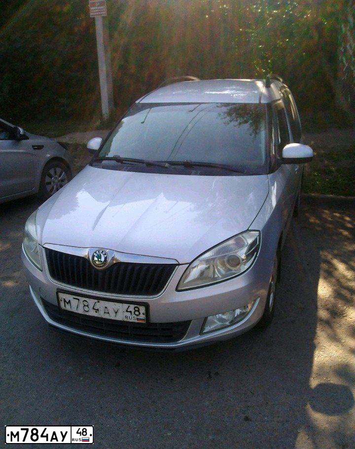 Фото автомобиля SKODA ROOMSTER, 2012 — госномер О860КО48. Цвет: СЕРЕБРИСТЫЙ