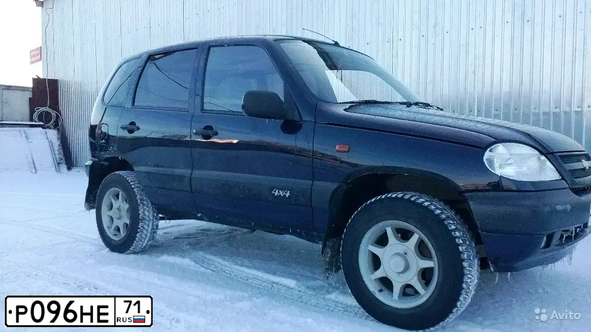 Фото автомобиля CHEVROLET NIVA, 2005 — госномер Р096НЕ71. Цвет: ТЕМНО СИНИЙ МЕТАЛ