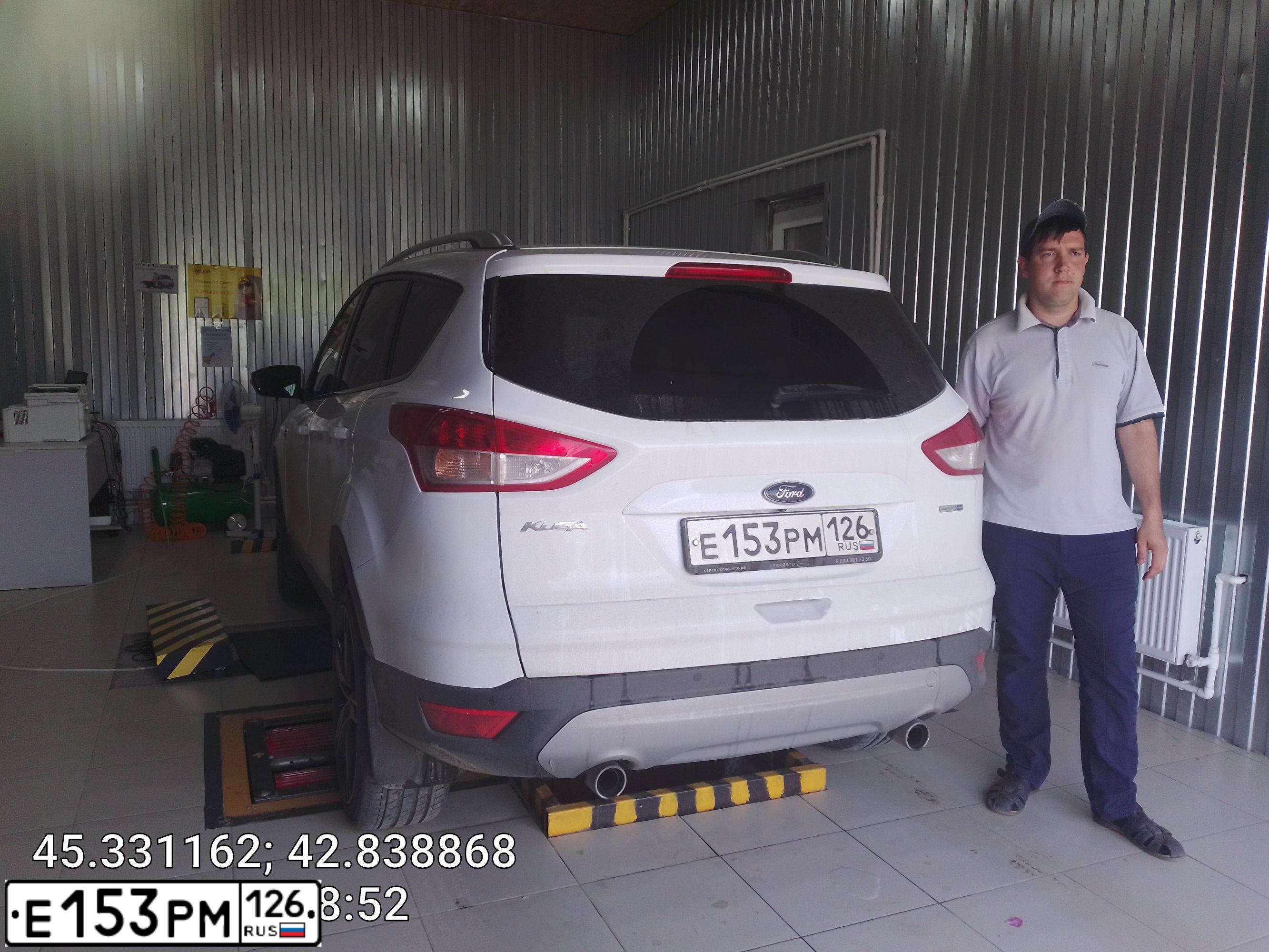 Фото автомобиля FORD KUGA, 2016 — госномер В339ЕТ126. Цвет: БЕЛЫЙ