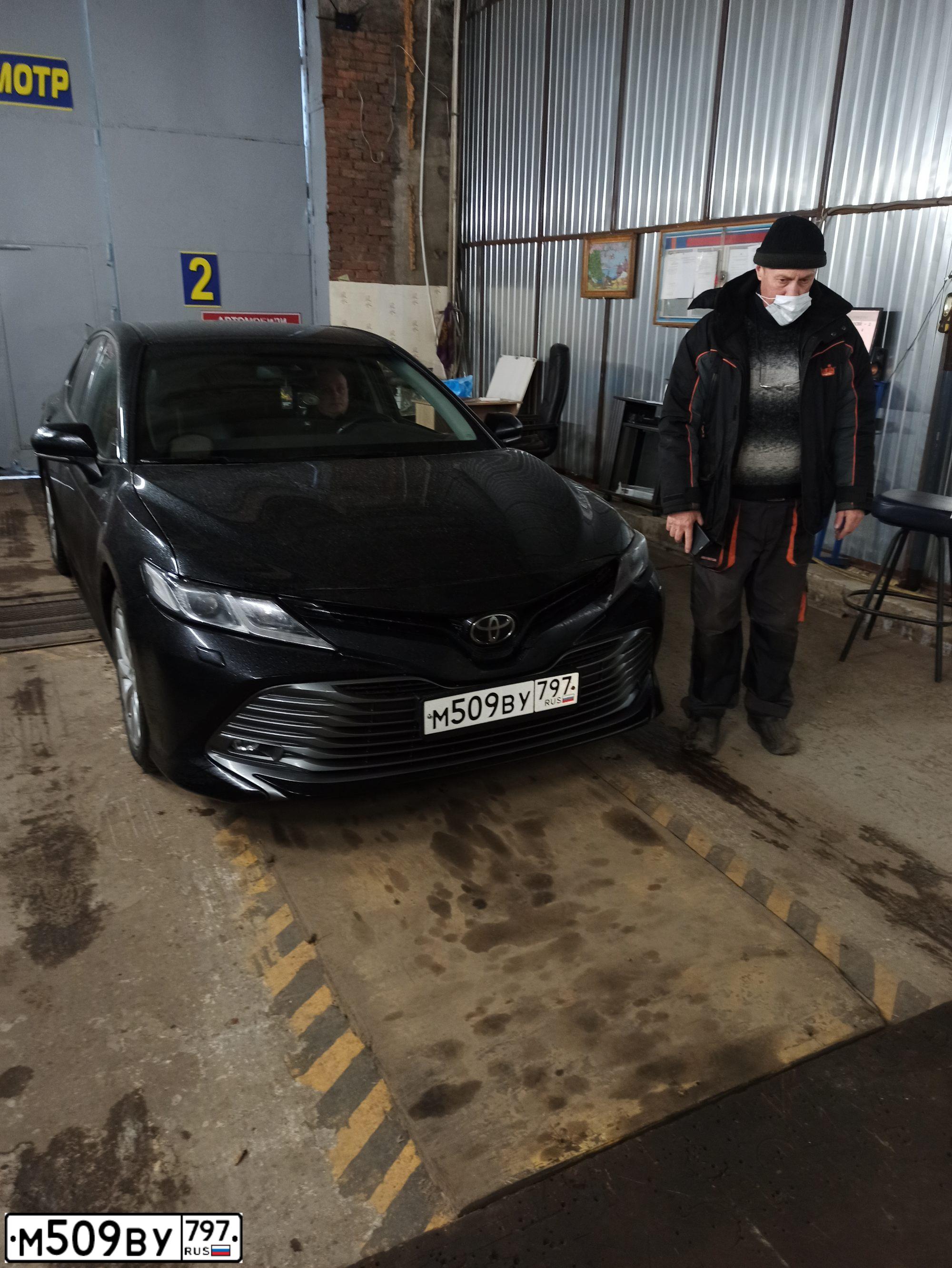 Фото автомобиля TOYOTA CAMRY, 2020 — госномер У070НУ05. Цвет: ЧЕРНЫЙ