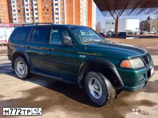 Фото автомобиля MITSUBISHI MONTERO, 2001 — госномер О936УК47. Цвет: Темно-зеленый