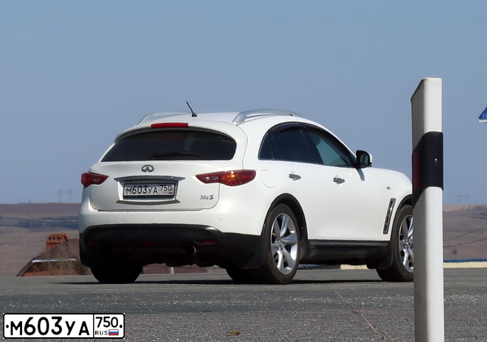 Фото автомобиля INFINITI QX70 /FX/, 2012 — госномер М603УА750. Цвет: Белый