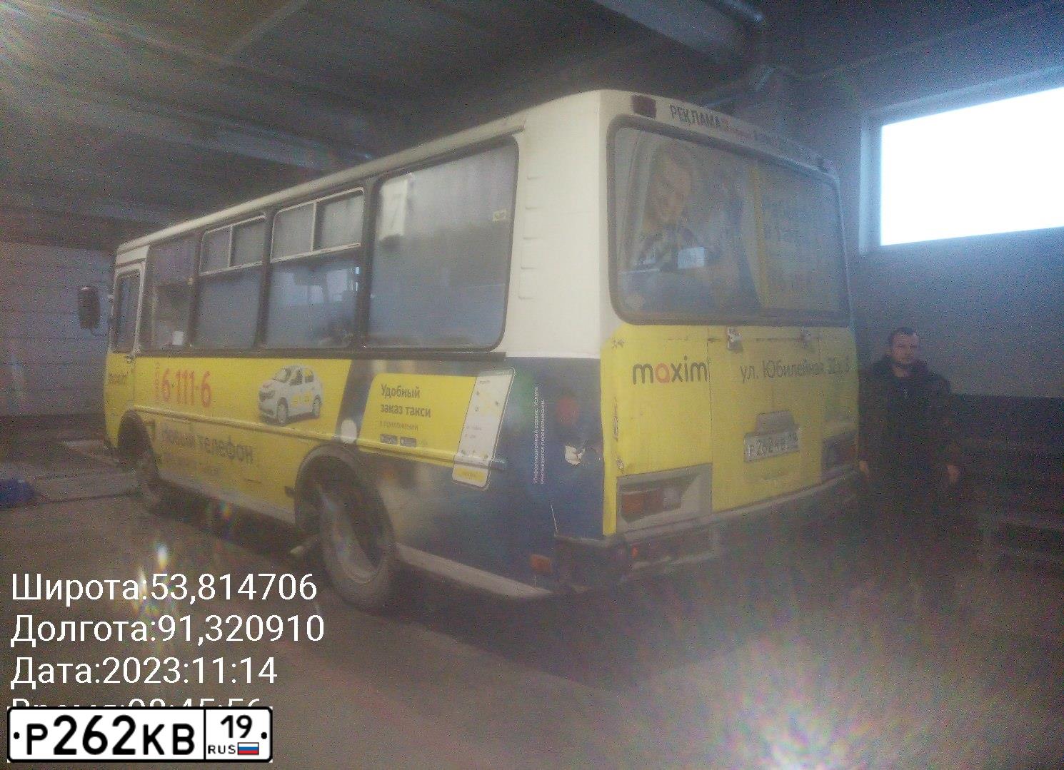 Фото автомобиля PAZ 3205, 2009 — госномер Р262КВ19. Цвет: Белый