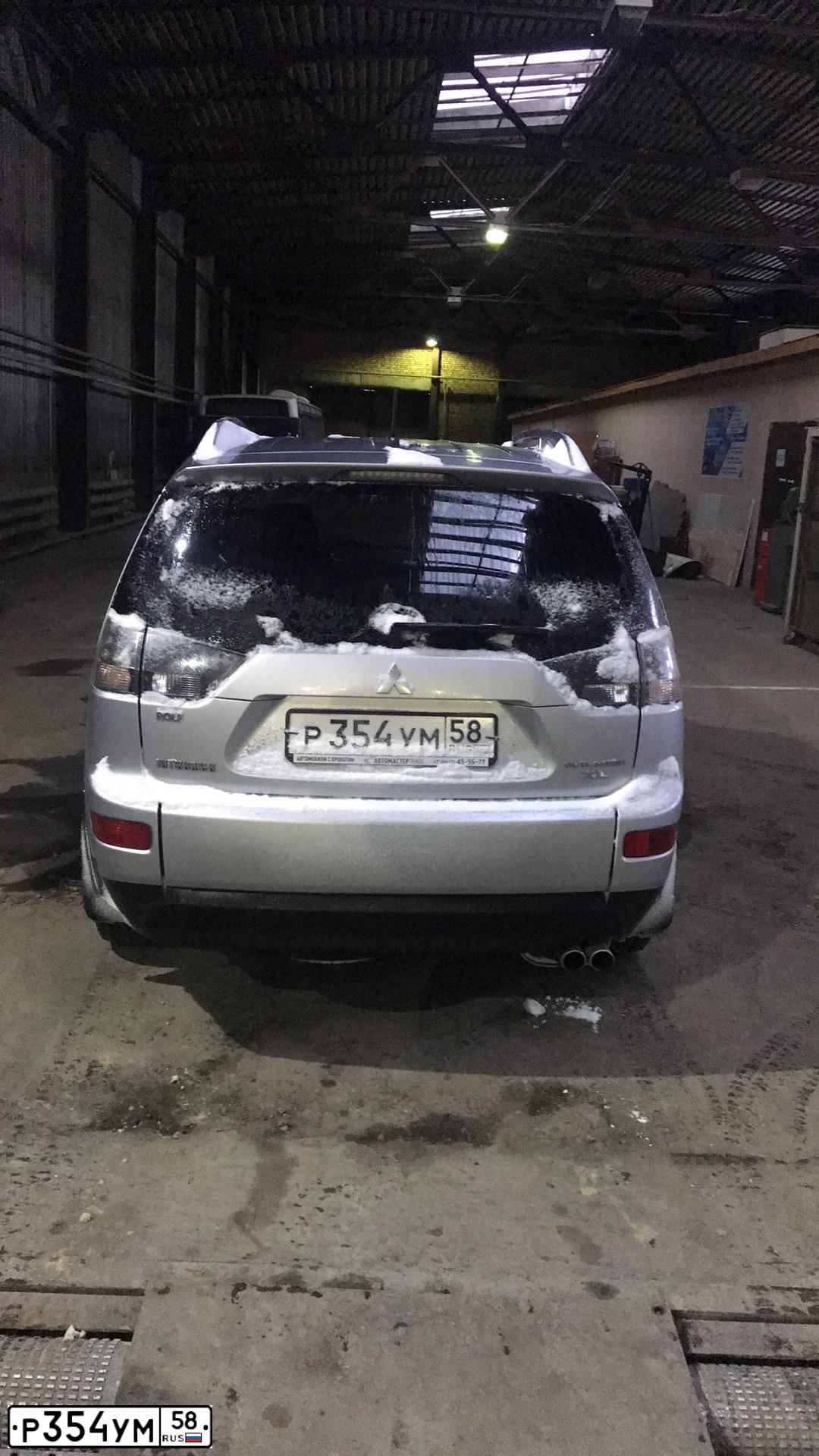 Фото автомобиля MITSUBISHI OUTLANDER, 2008 — госномер Р354УМ58. Цвет: Серебристый