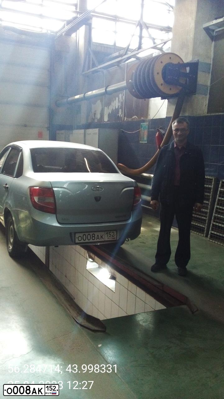 Фото автомобиля LADA 2190 GRANTA, 2012 — госномер А042ТМ252. Цвет: голубой