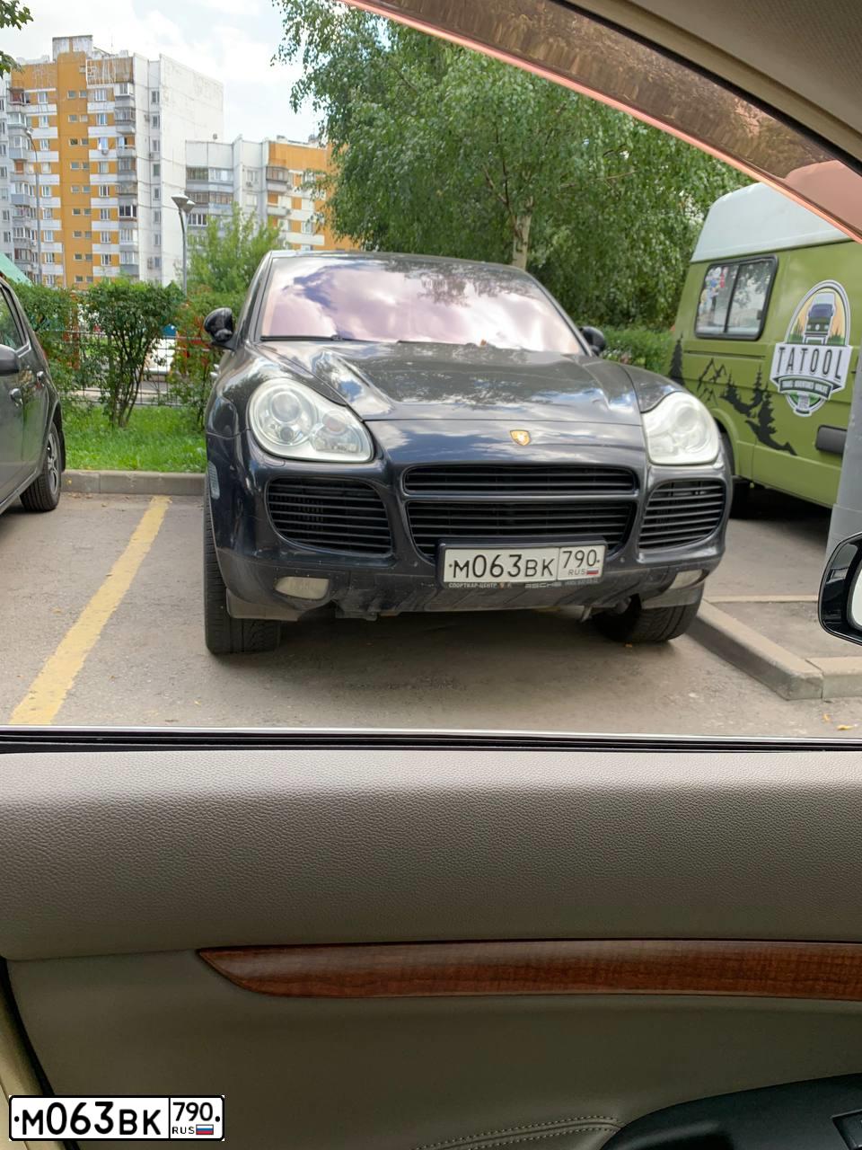 Фото автомобиля PORSCHE CAYENNE, 2004 — госномер М063ВК790. Цвет: ЧЕРНЫЙ