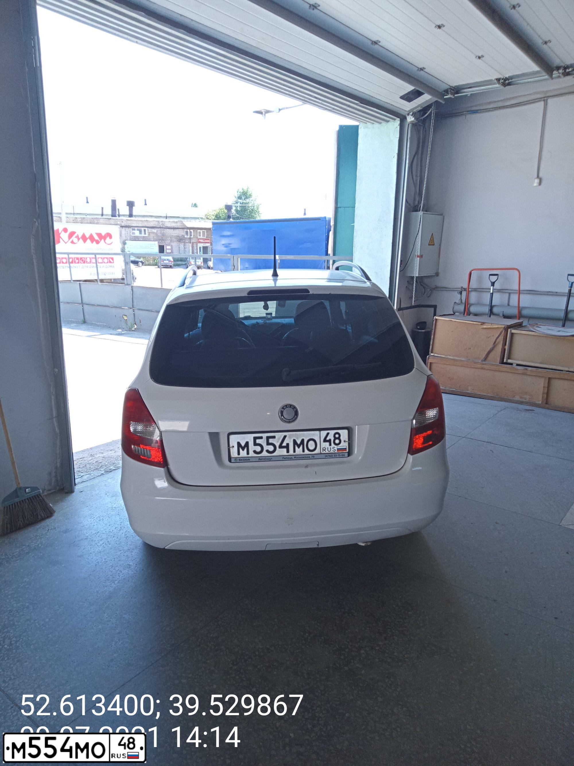 Фото автомобиля SKODA FABIA, 2010 — госномер М554МО48. Цвет: БЕЛЫЙ