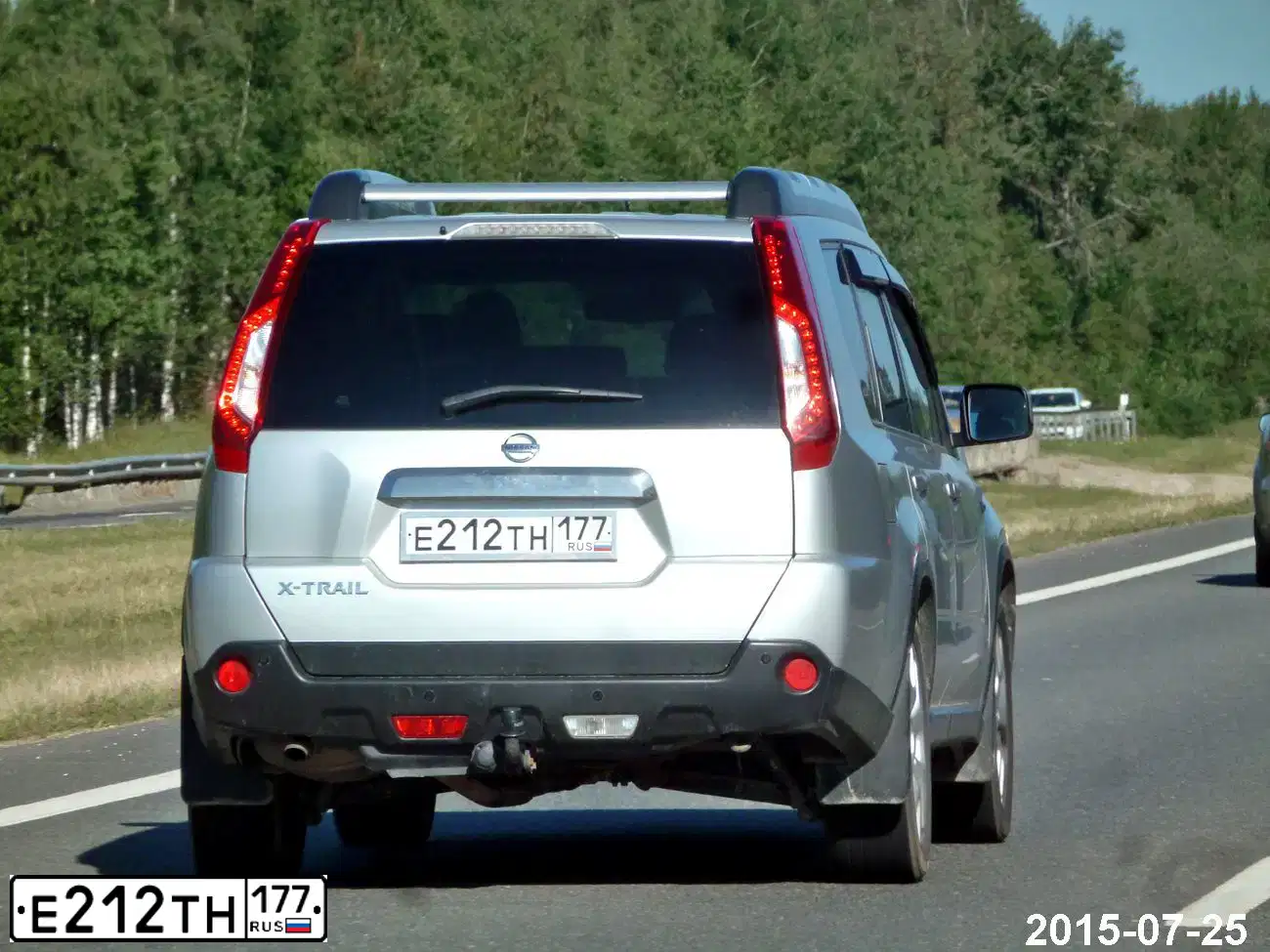 Фото автомобиля NISSAN X-TRAIL, 2018 — госномер Е212ТН177. Цвет: ОЛИВКОВЫЙ
