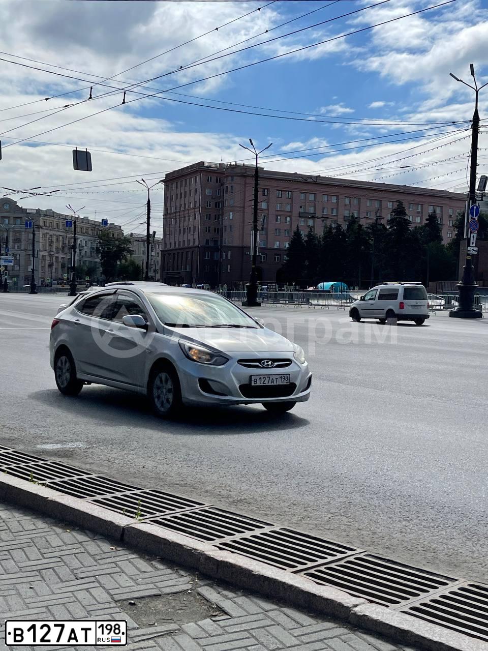 Фото автомобиля HYUNDAI SOLARIS, 2014 — госномер Р240ХС178. Цвет: Серебристый