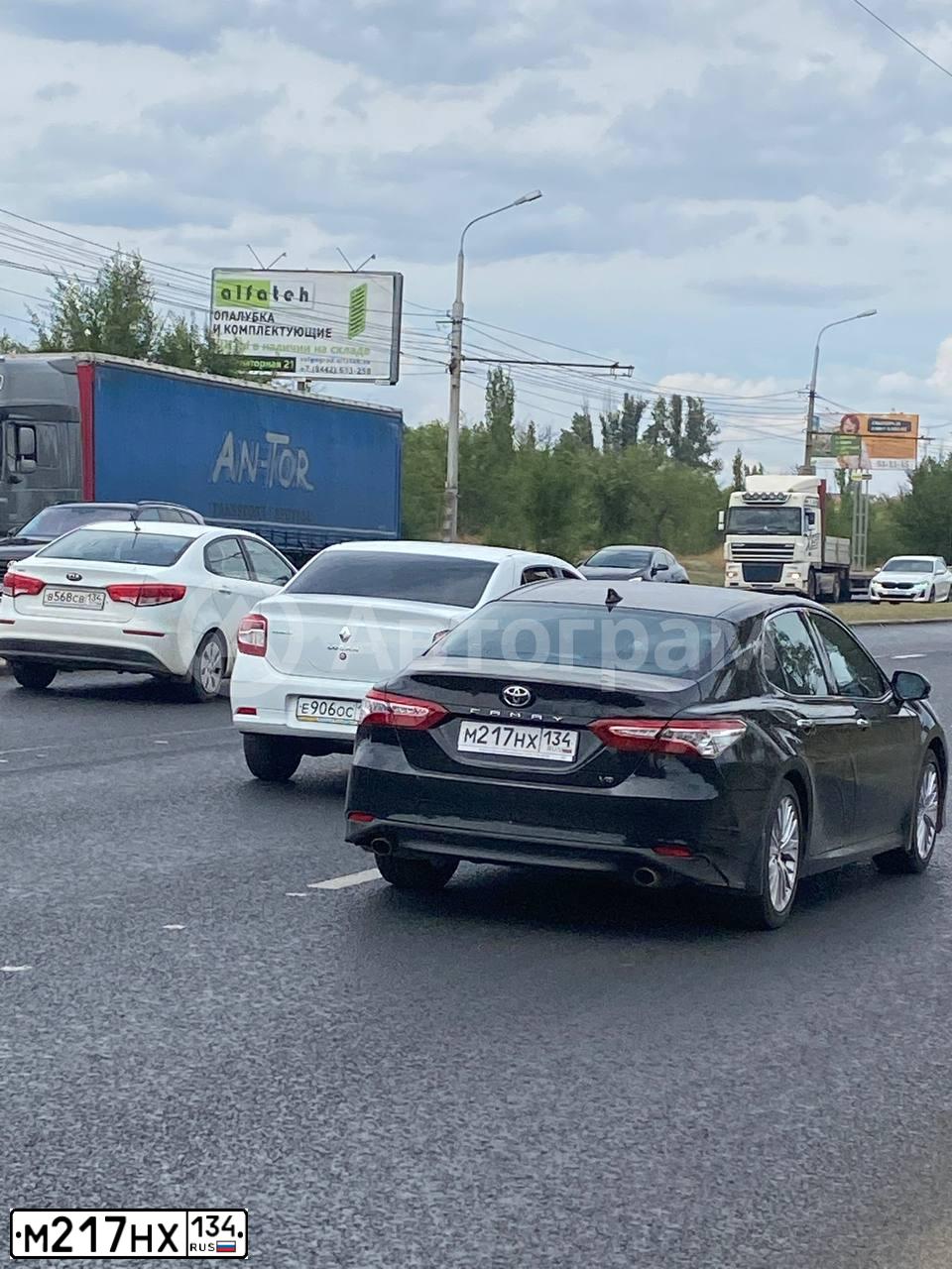 Фото автомобиля TOYOTA CAMRY, 2021 — госномер С561НР196. Цвет: ЧЕРНЫЙ