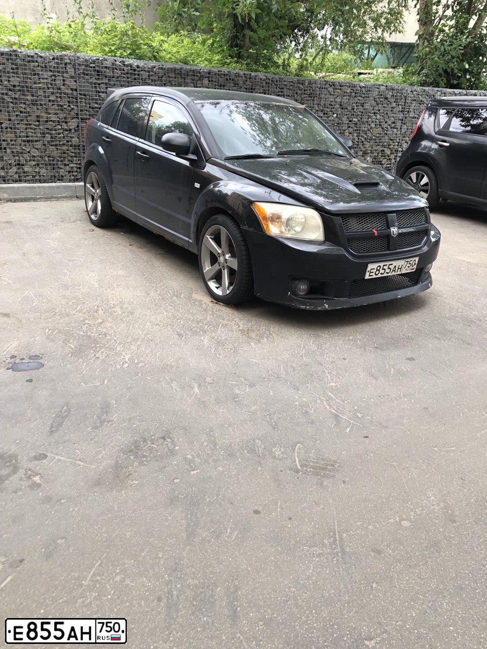 Фото автомобиля DODGE CALIBER, 2008 — госномер Е855АН750. Цвет: ЧЕРНЫЙ