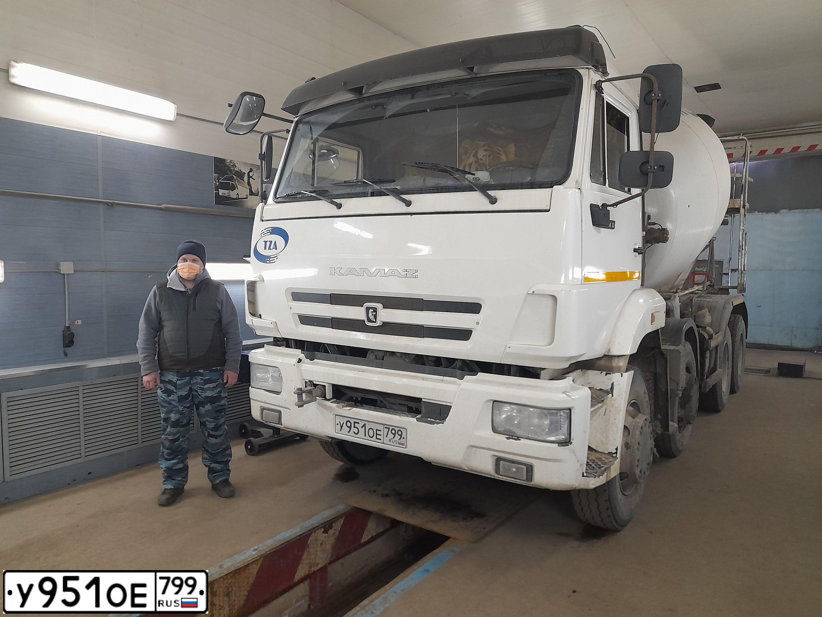 Фото автомобиля KAMAZ 6540 /8X4/, 2018 — госномер У951ОЕ799. Цвет:  белый RAL 9010