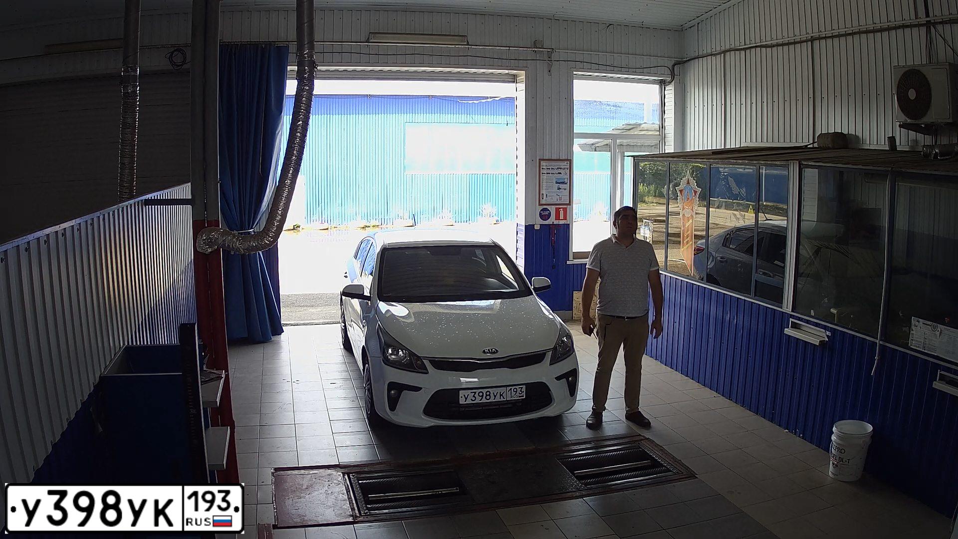 Фото автомобиля KIA RIO, 2019 — госномер В649УО01. Цвет: Белый