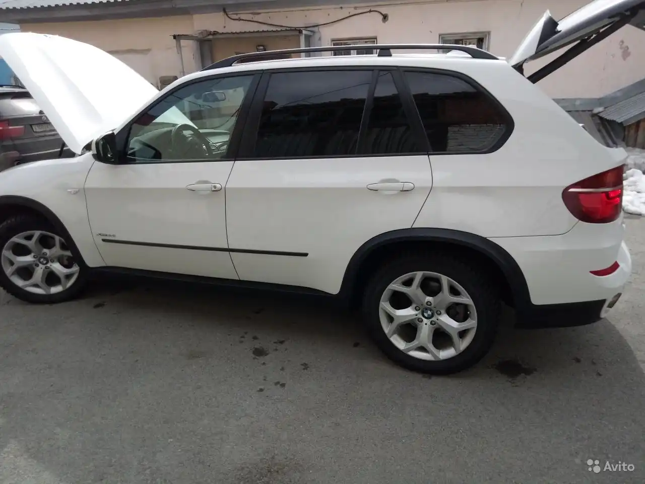 Фото автомобиля BMW X5, 2011 — госномер Т687НТ196. Цвет: Белый