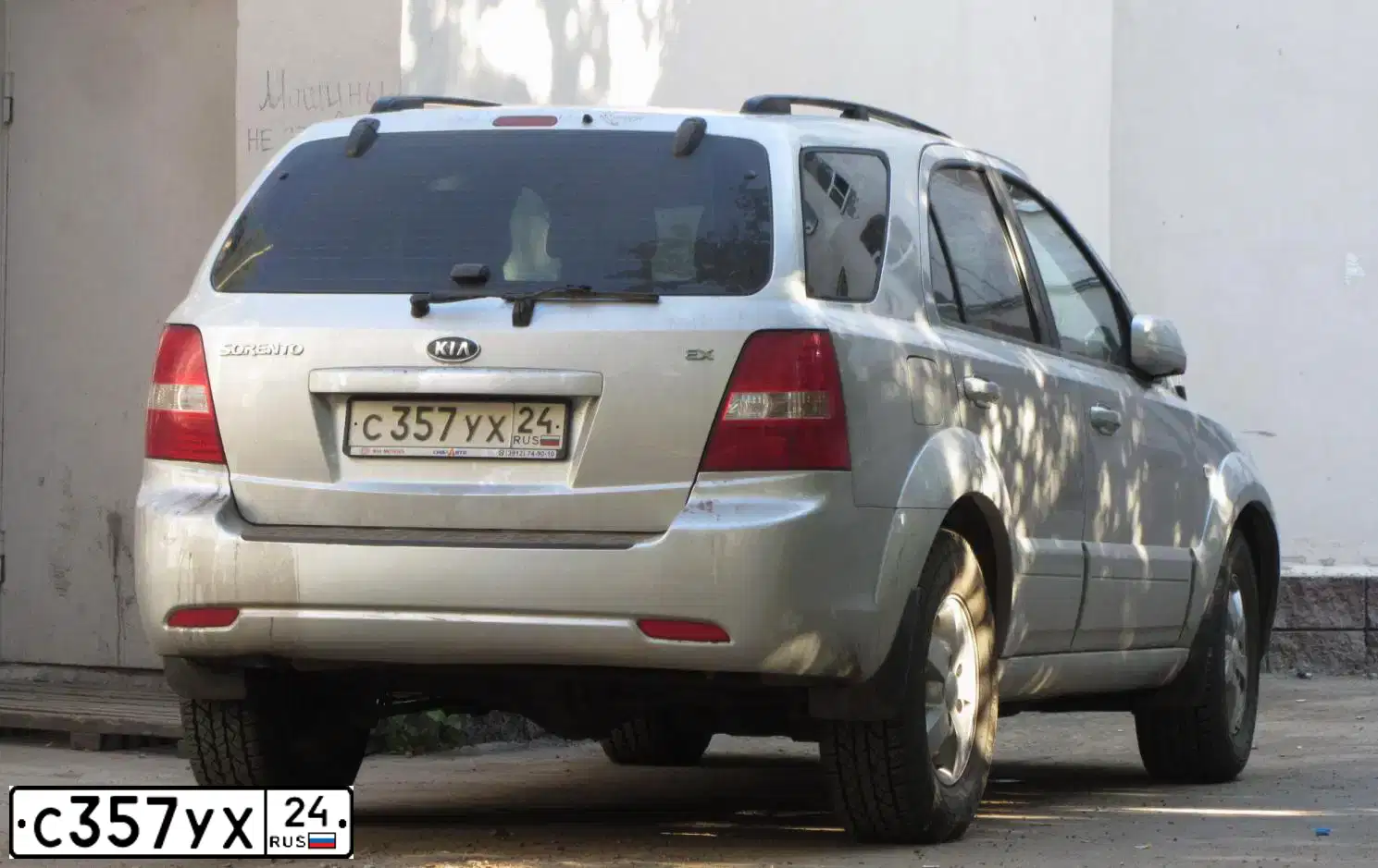 Фото автомобиля KIA SORENTO, 2009 — госномер С357УХ24. Цвет: Серый