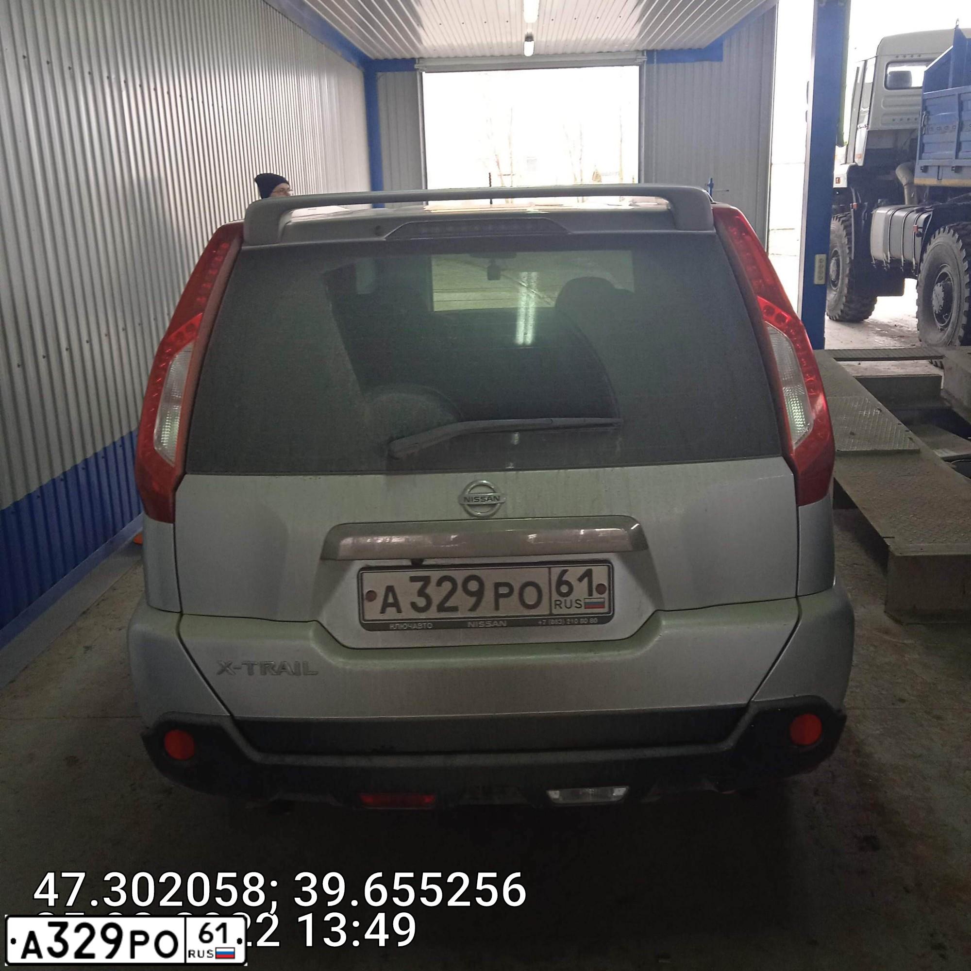 Фото автомобиля NISSAN X-TRAIL, 2013 — госномер А652РО61. Цвет: серебристый