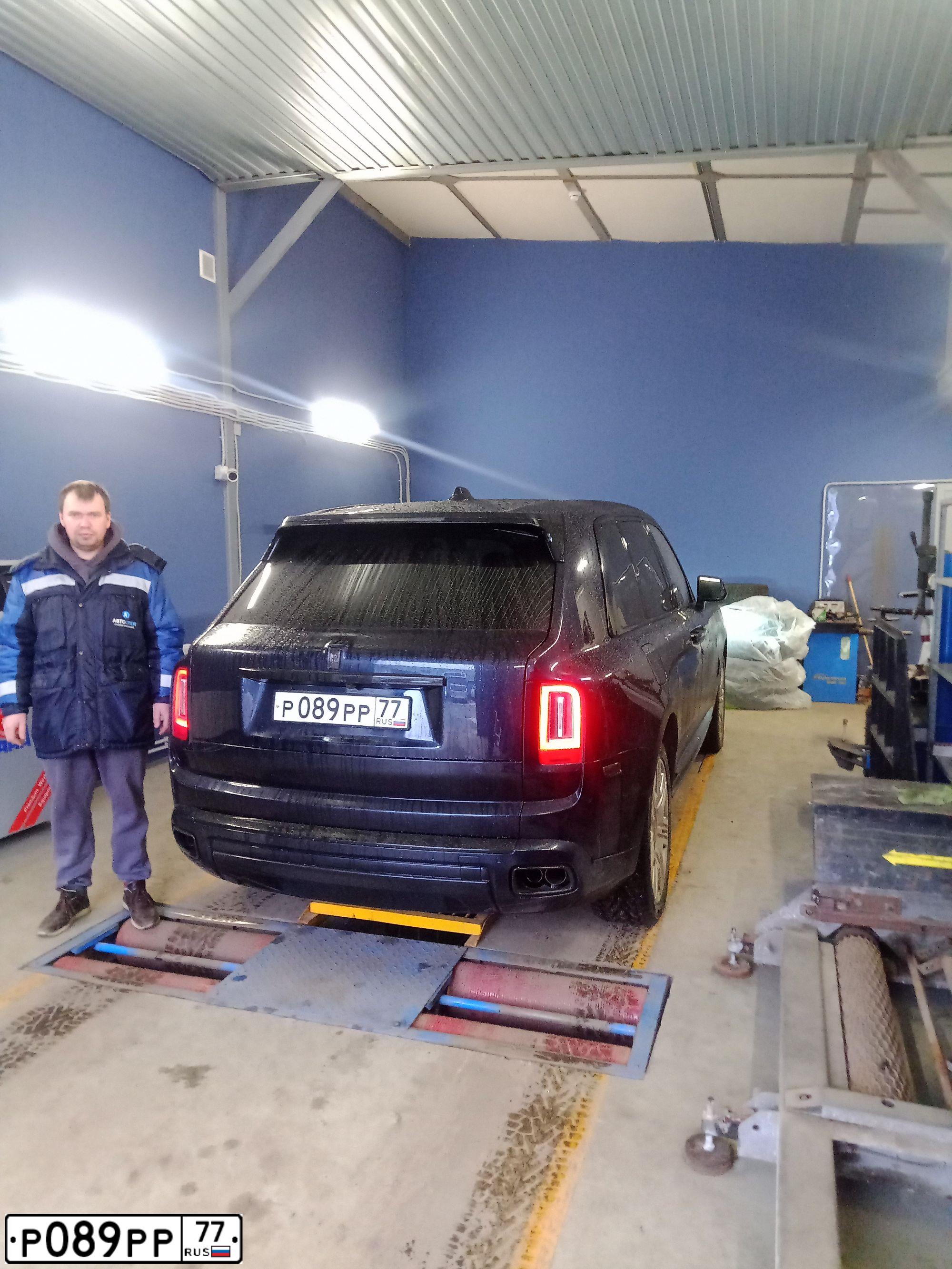 Фото автомобиля ROLLS ROYCE ROLLS-ROYCE CULLINAN, 2019 — госномер Н707МА709. Цвет: Темно-синий
