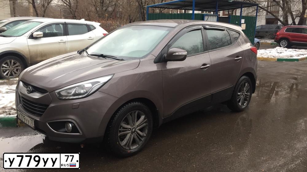 Фото автомобиля HYUNDAI IX35, 2015 — госномер У779УУ77. Цвет: Коричневый