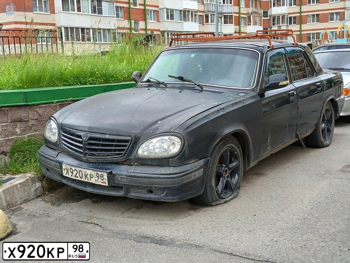 Фото автомобиля GAZ 3110 WOLGA, 2008 — госномер Х920КР98. Цвет: ЧЕРНО-СИНИЙ