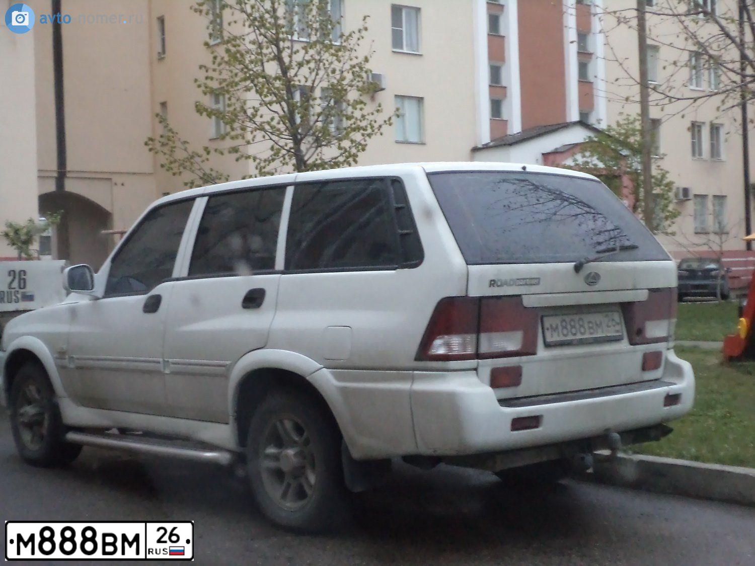 Фото автомобиля GENESIS GV80, 2020 — госномер М888ВМ26. Цвет: Белый