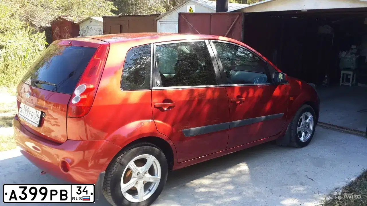 Фото автомобиля FORD FIESTA / ASPIRE, 2007 — госномер А399РВ34. Цвет: КРАСНЫЙ