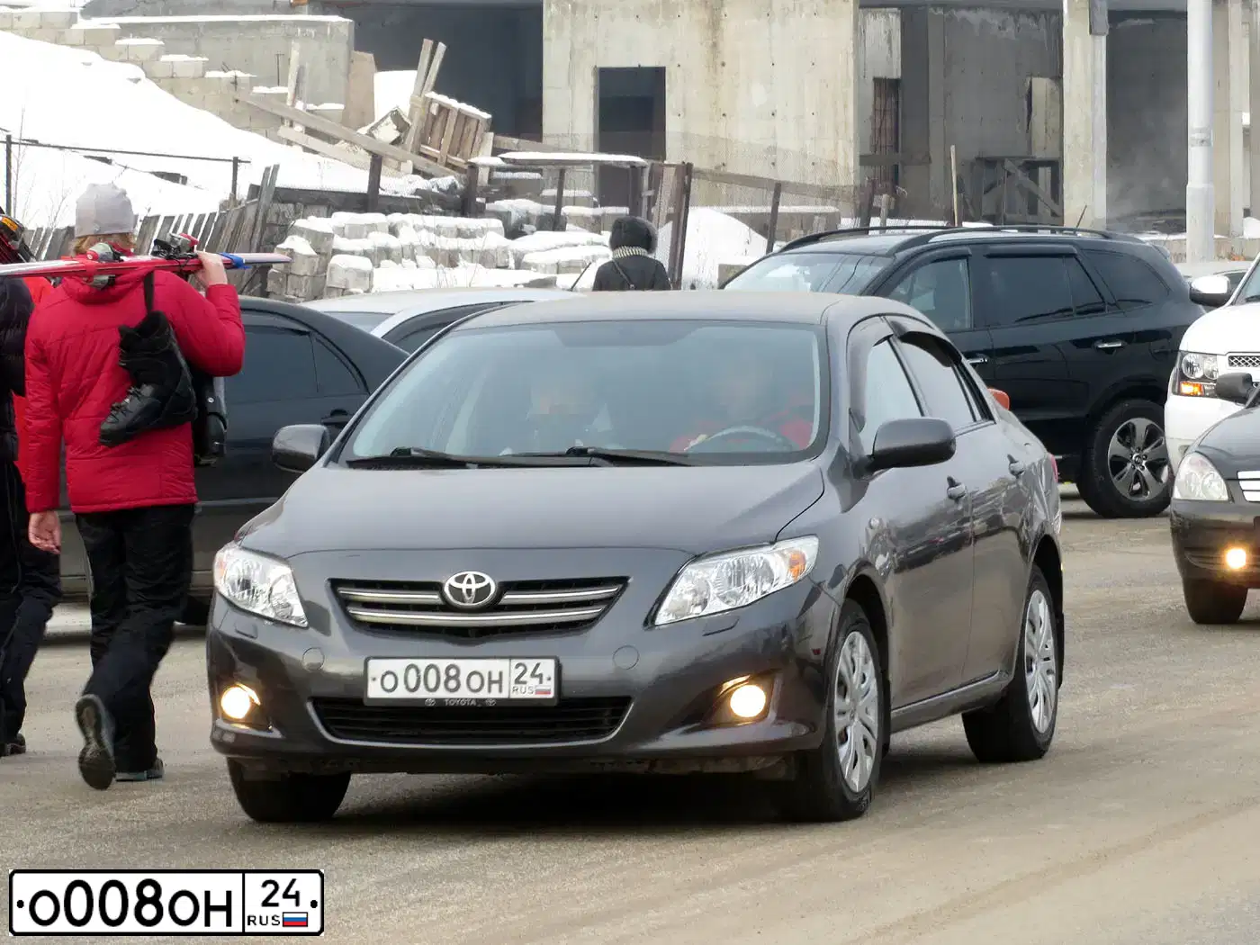 Фото автомобиля TOYOTA COROLLA, 2008 — госномер О008ОН24. Цвет: СЕРЫЙ