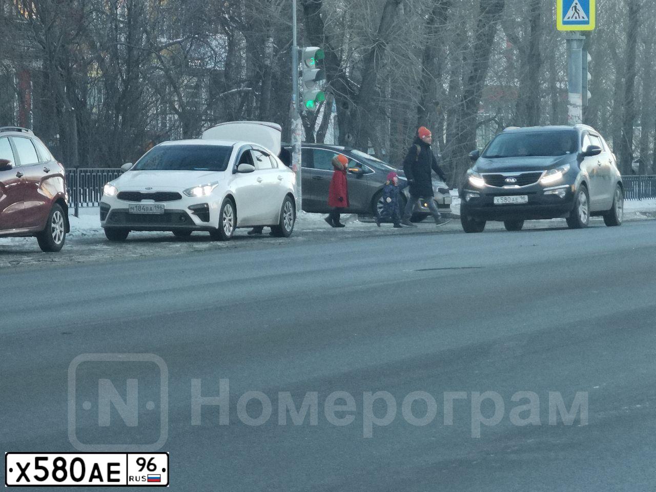 Фото автомобиля KIA SPORTAGE, 2012 — госномер Х580ОА96. Цвет: ЧЕРНЫЙ