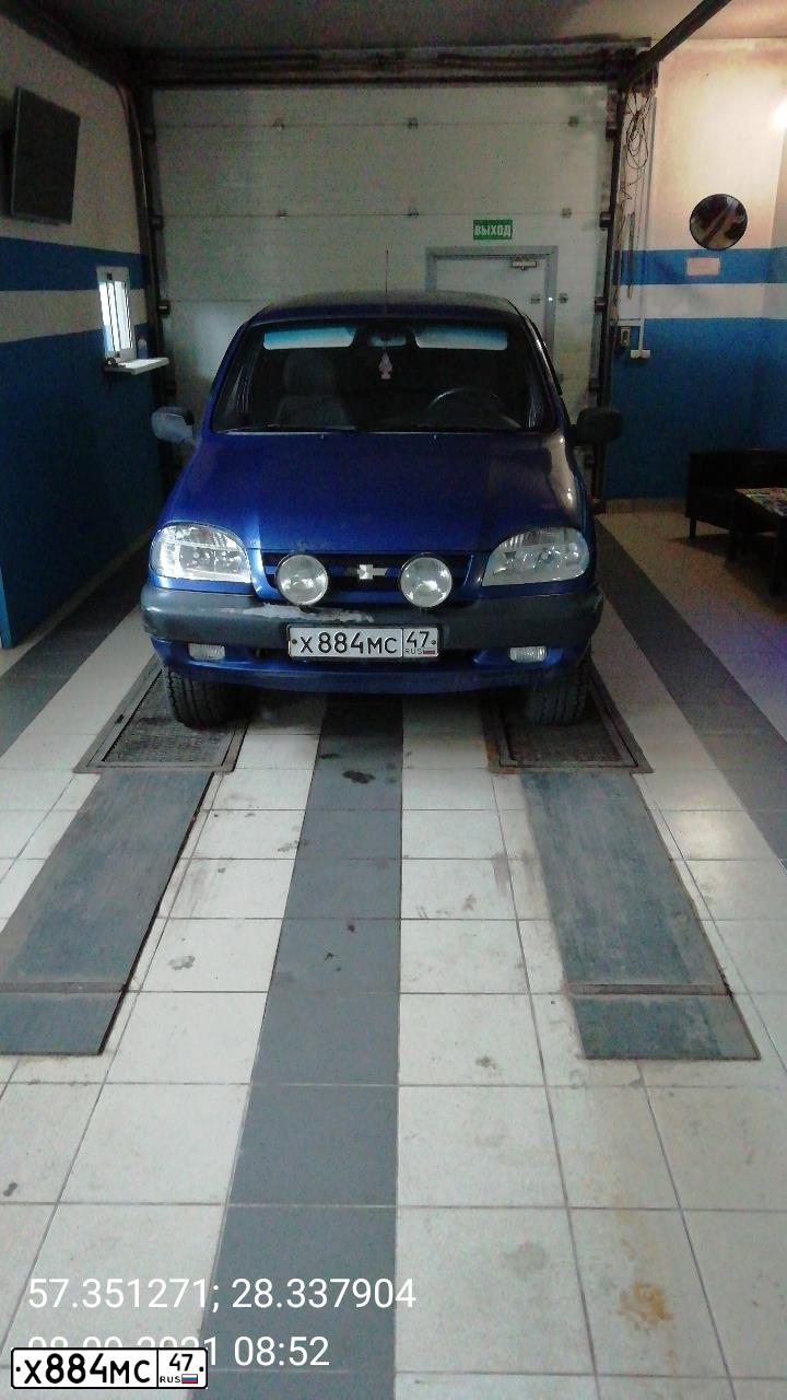 Фото автомобиля CHEVROLET NIVA, 2007 — госномер Х884МС47. Цвет: ЯРКО-СИНИЙ-МЕТЛЛИК