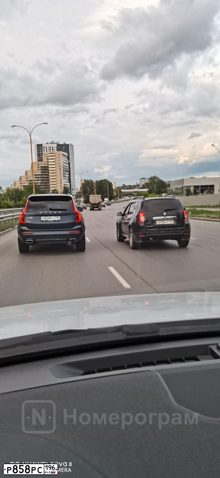 Фото автомобиля VOLVO XC90, 2021 — госномер Р858РС196. Цвет: синий