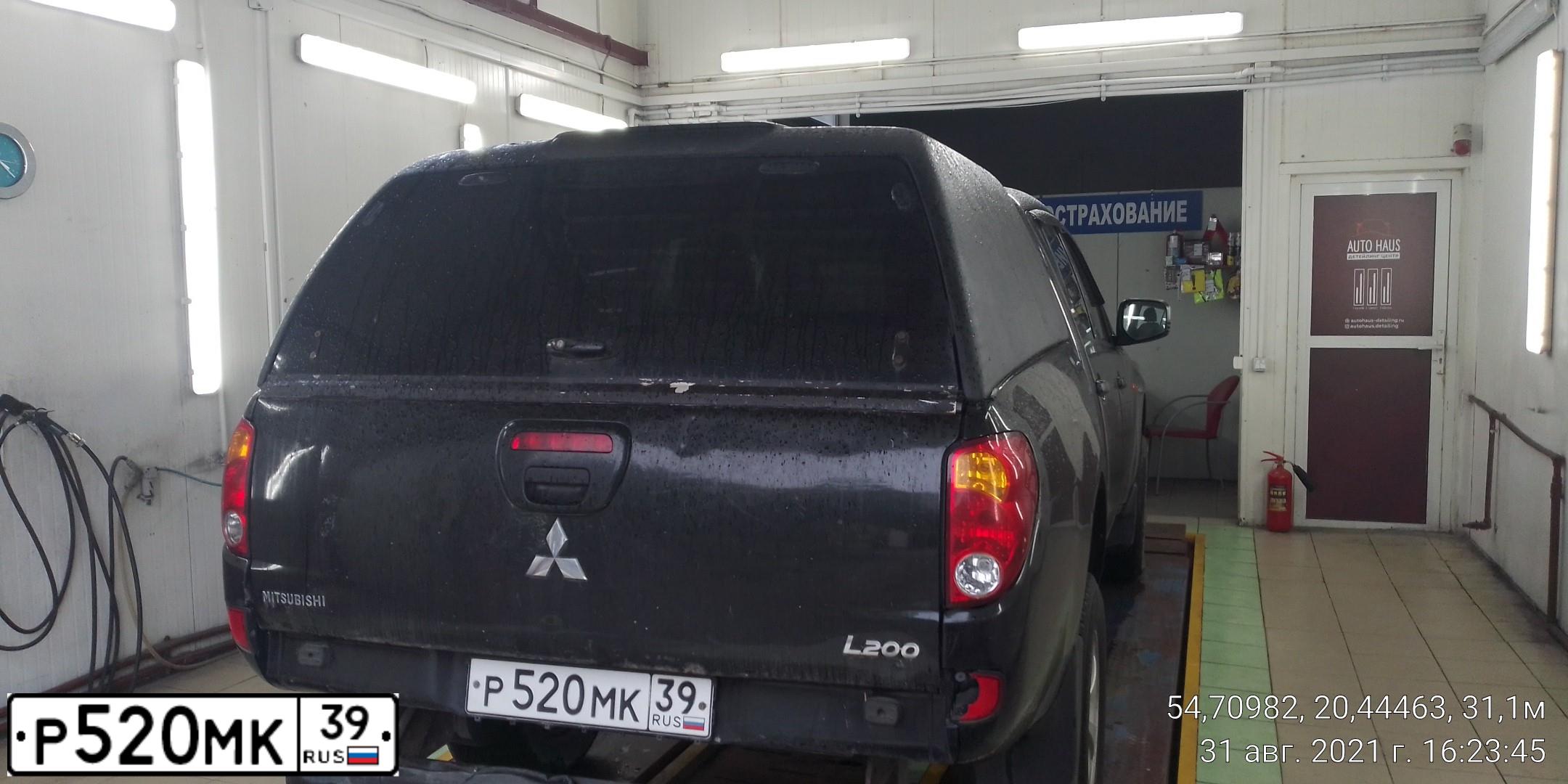Фото автомобиля MITSUBISHI L 200, 2009 — госномер Р520МК39. Цвет: ЧЕРНЫЙ