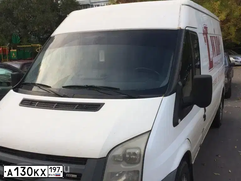 Фото автомобиля FORD TRANSIT, 2006 — госномер А130КХ197. Цвет: БЕЛЫЙ