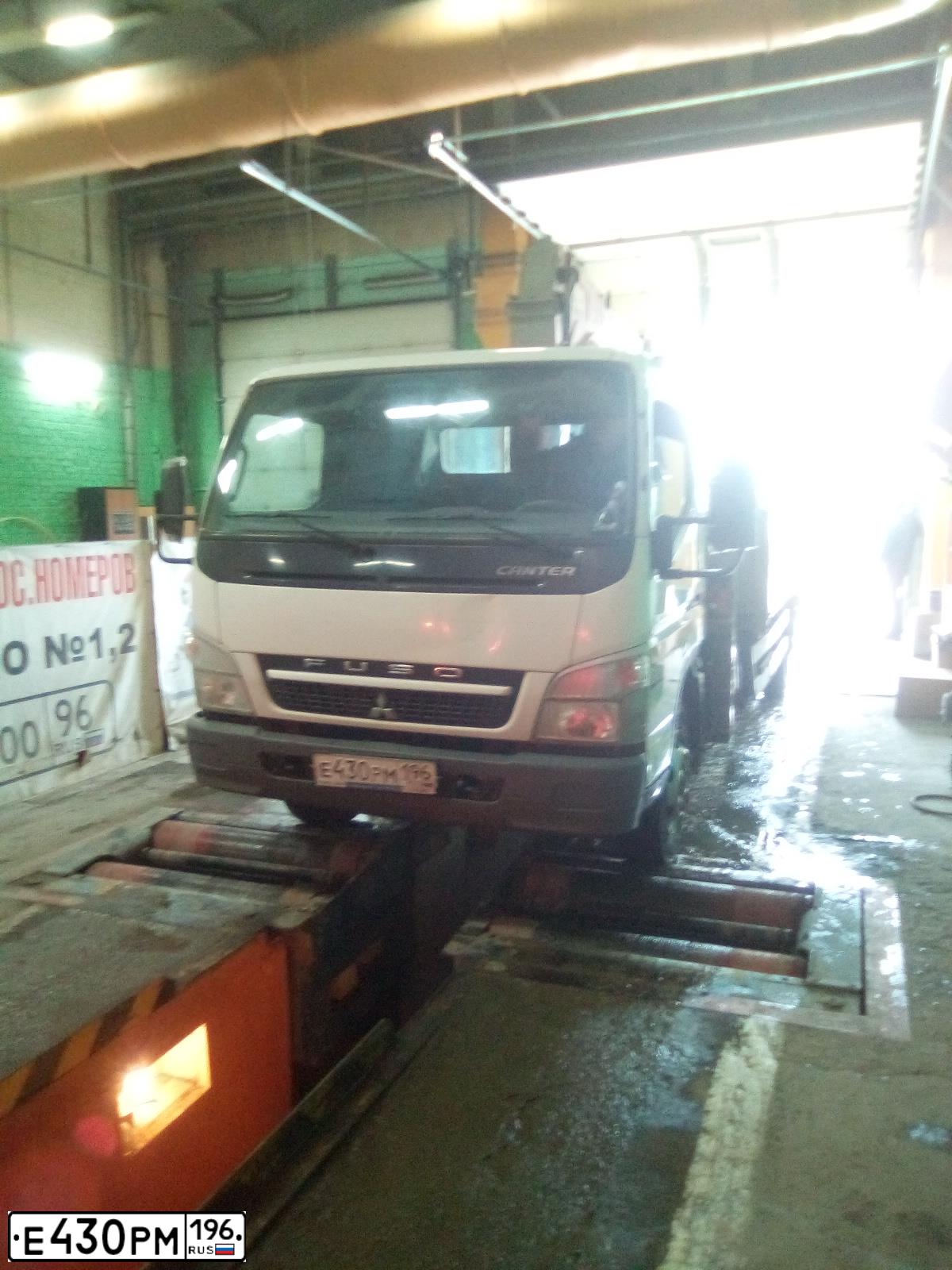 Фото автомобиля FUSO CANTER, 2016 — госномер Е430РМ196. Цвет: БЕЛЫЙ