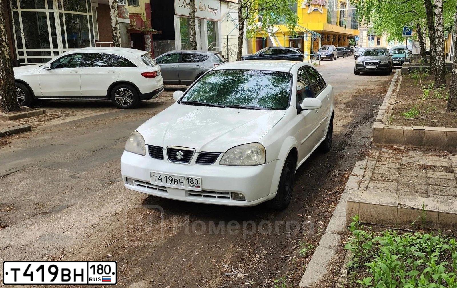 Фото автомобиля SUZUKI FORENZA, 2003 — госномер Т419ВН180. Цвет: Белый