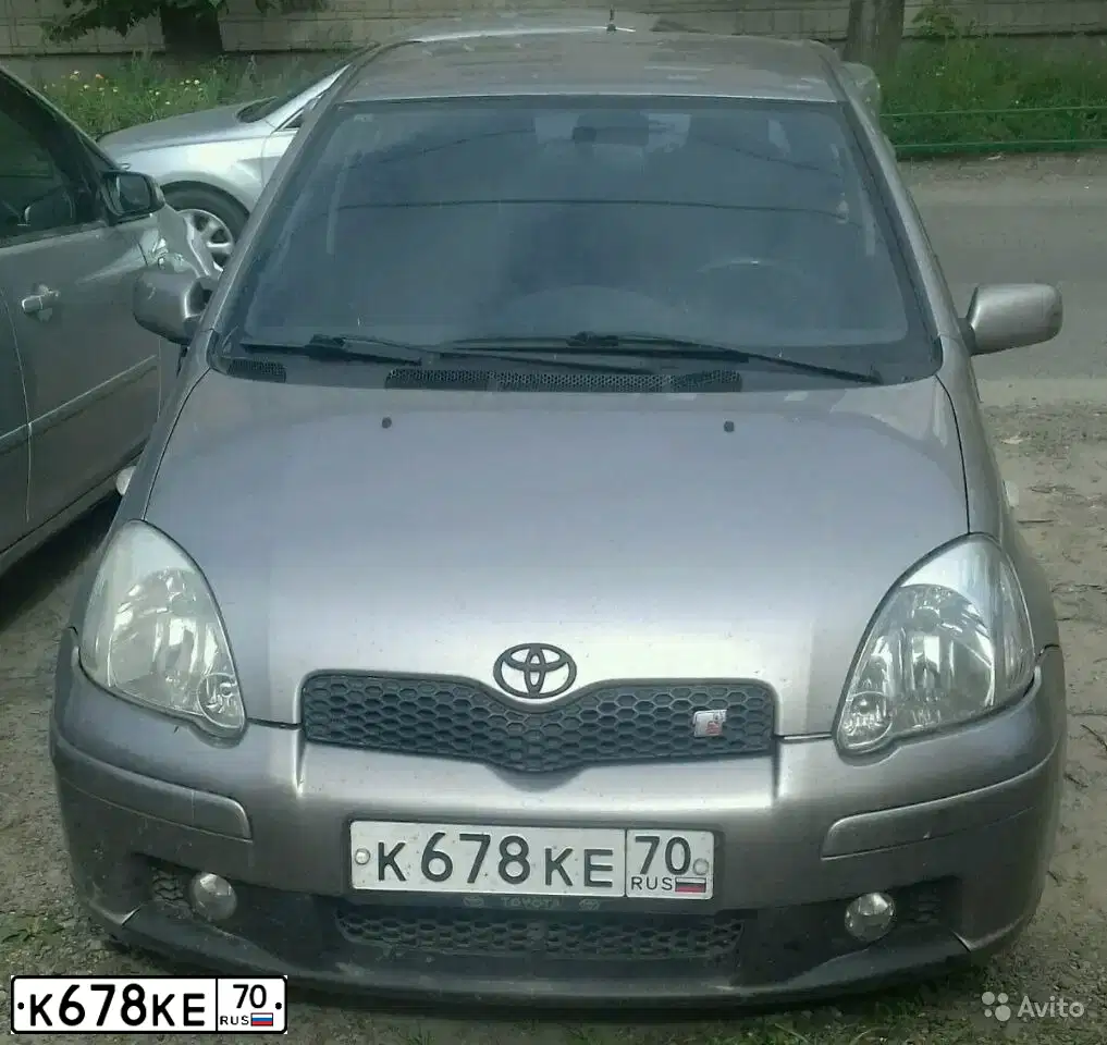 Фото автомобиля TOYOTA YARIS, 2003 — госномер К678КЕ70. Цвет: Серый