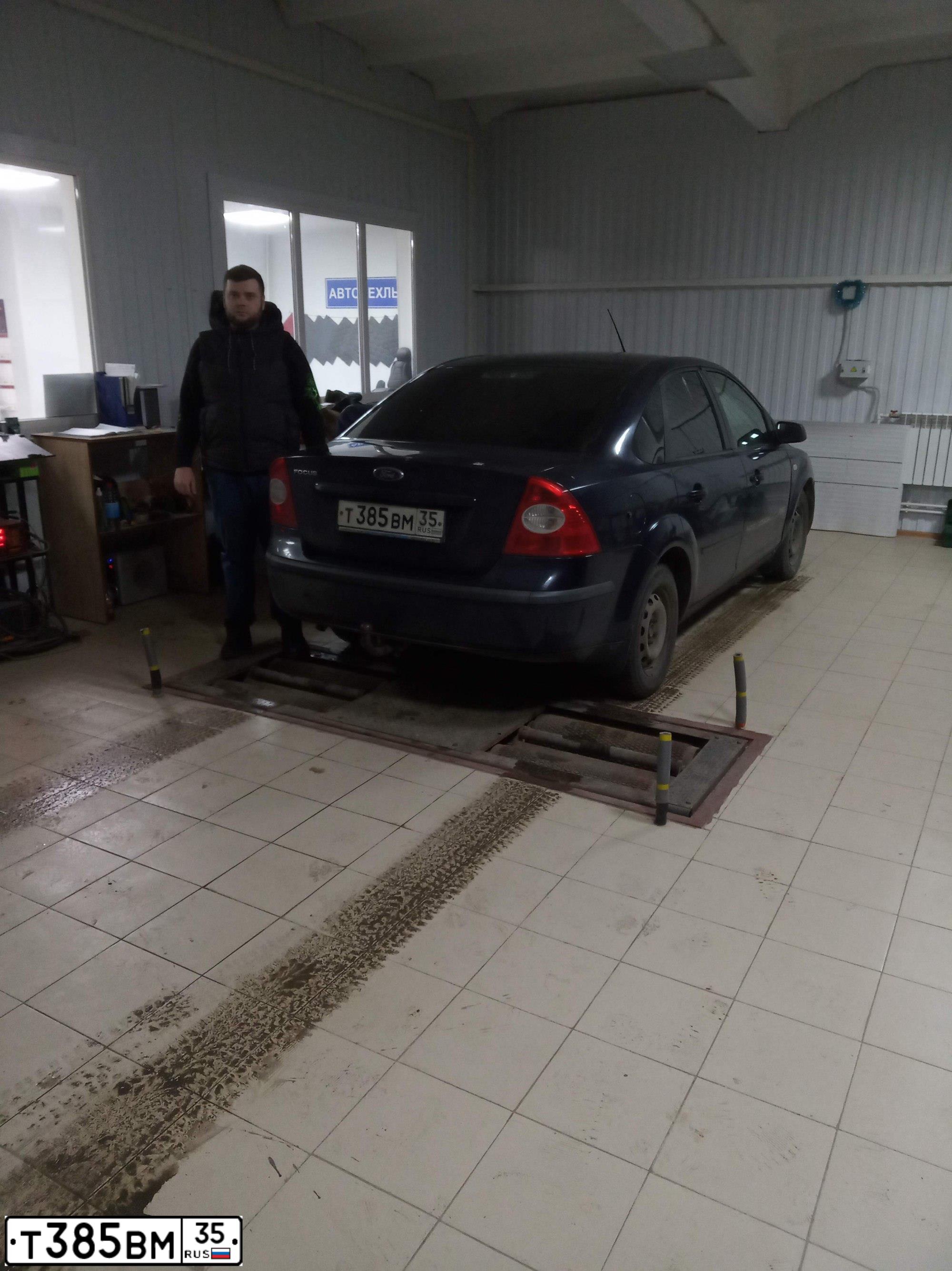Фото автомобиля FORD FOCUS, 2006 — госномер М591КЕ35. Цвет: Темно-синий