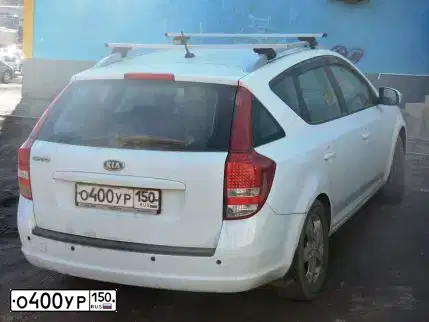 Фото автомобиля KIA CEE'D, 2011 — госномер О400УР150. Цвет: БЕЛЫЙ