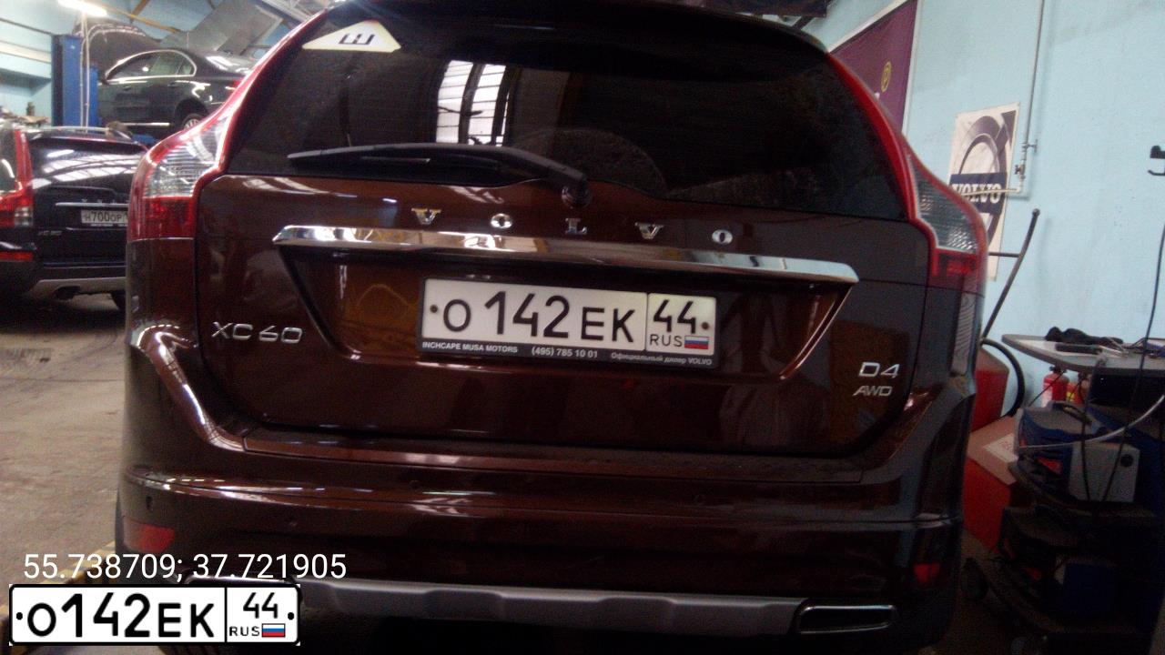 Фото автомобиля VOLVO XC60, 2015 — госномер О142ЕК44. Цвет: БАГРОВЫЙ