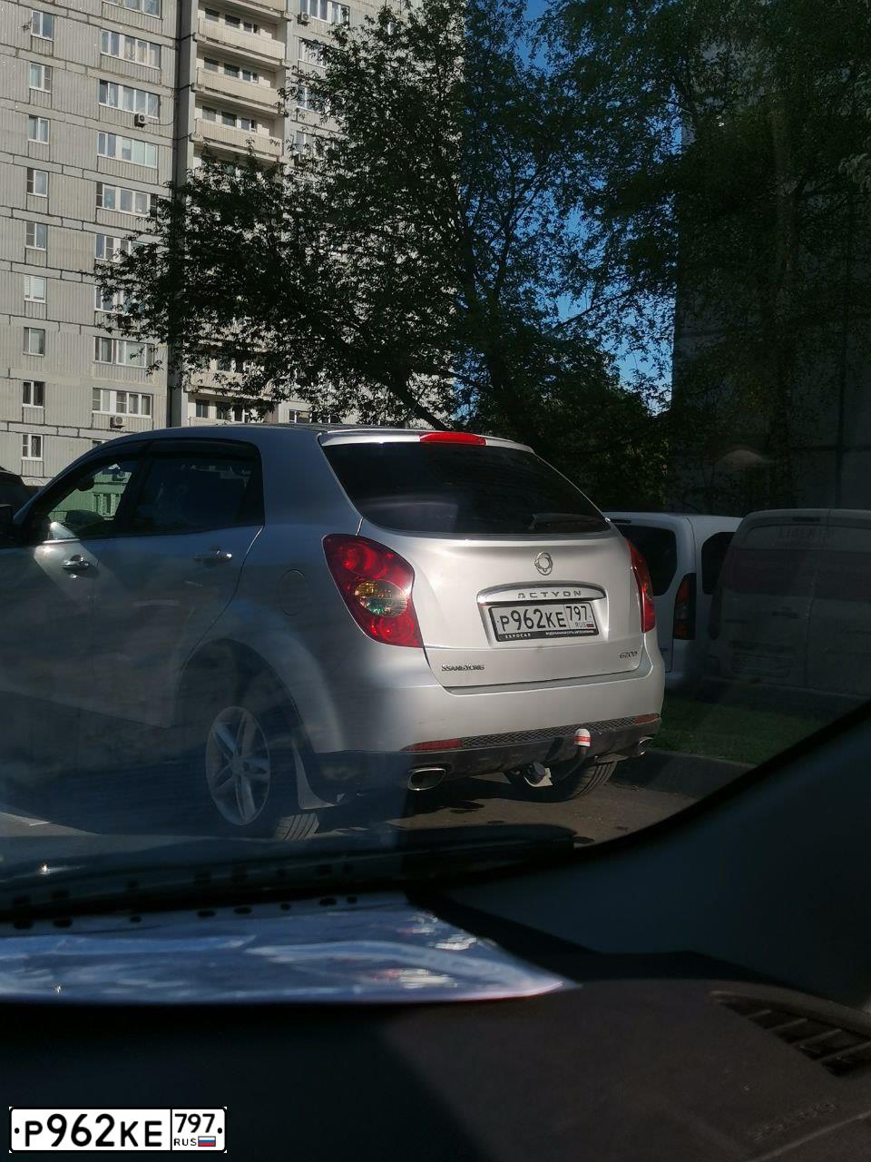 Фото автомобиля SSANGYONG ACTYON, 2012 — госномер Р962КЕ797. Цвет: Серый